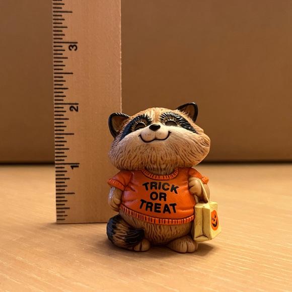 Hallmark vintage Merry Miniatures Halloween “Shirt Tales” figurine from 1983. - Picture 2 of 7